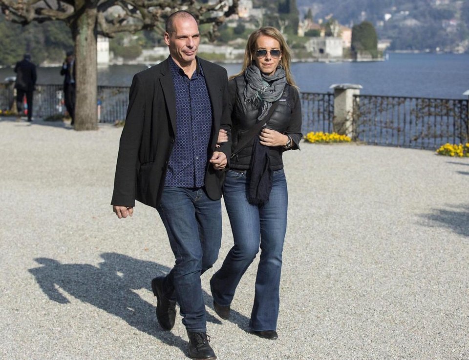 Η βόλτα του ζεύγους Βαρουφάκη στην λίμνη Κόμο – Ετρεχαν πίσω τους οι παπαράτσι για ένα κλικ [εικόνες] | iefimerida.gr 4