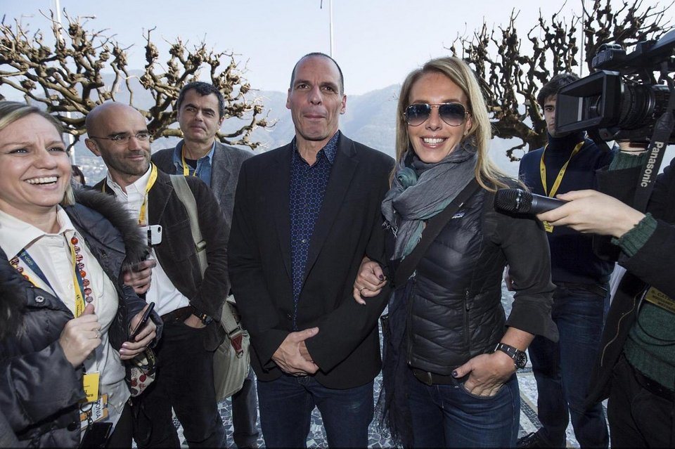 Η βόλτα του ζεύγους Βαρουφάκη στην λίμνη Κόμο – Ετρεχαν πίσω τους οι παπαράτσι για ένα κλικ [εικόνες] | iefimerida.gr 5