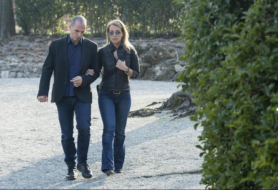 Η βόλτα του ζεύγους Βαρουφάκη στην λίμνη Κόμο – Ετρεχαν πίσω τους οι παπαράτσι για ένα κλικ [εικόνες] | iefimerida.gr 7