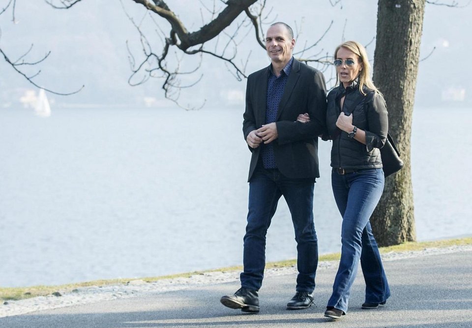 Η βόλτα του ζεύγους Βαρουφάκη στην λίμνη Κόμο – Ετρεχαν πίσω τους οι παπαράτσι για ένα κλικ [εικόνες] | iefimerida.gr 8