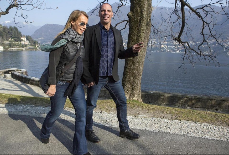 Η βόλτα του ζεύγους Βαρουφάκη στην λίμνη Κόμο – Ετρεχαν πίσω τους οι παπαράτσι για ένα κλικ [εικόνες] | iefimerida.gr 0