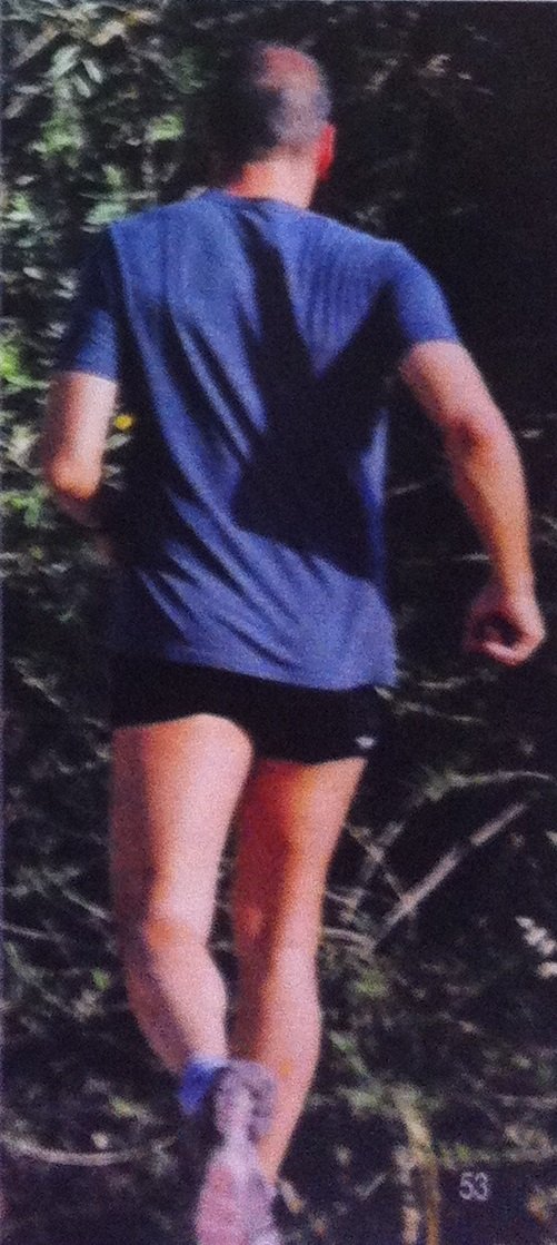 Με μαύρο κοντό σορτσάκι ο Βαρουφάκης κάνει τζόκινγκ στους δρόμους της Αίγινας [εικόνες] | iefimerida.gr 0