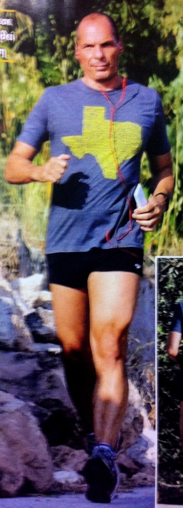 Με μαύρο κοντό σορτσάκι ο Βαρουφάκης κάνει τζόκινγκ στους δρόμους της Αίγινας [εικόνες] | iefimerida.gr 1