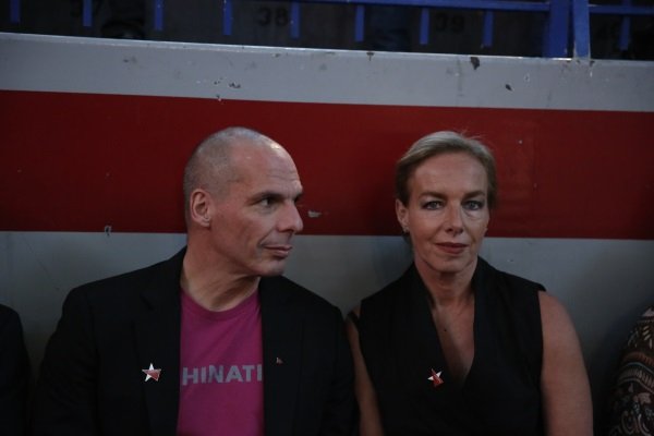 Ο Βαρουφάκης το παλεύει: Ως και θεατρική παράσταση ανέβασε πριν μιλήσει σε οπαδούς του! [εικόνες] | iefimerida.gr 7