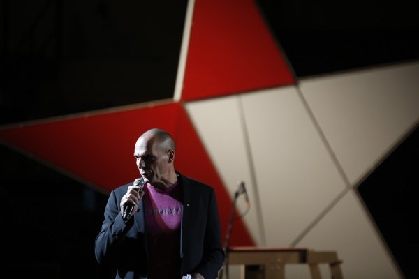 Ο Βαρουφάκης το παλεύει: Ως και θεατρική παράσταση ανέβασε πριν μιλήσει σε οπαδούς του! [εικόνες] | iefimerida.gr 4