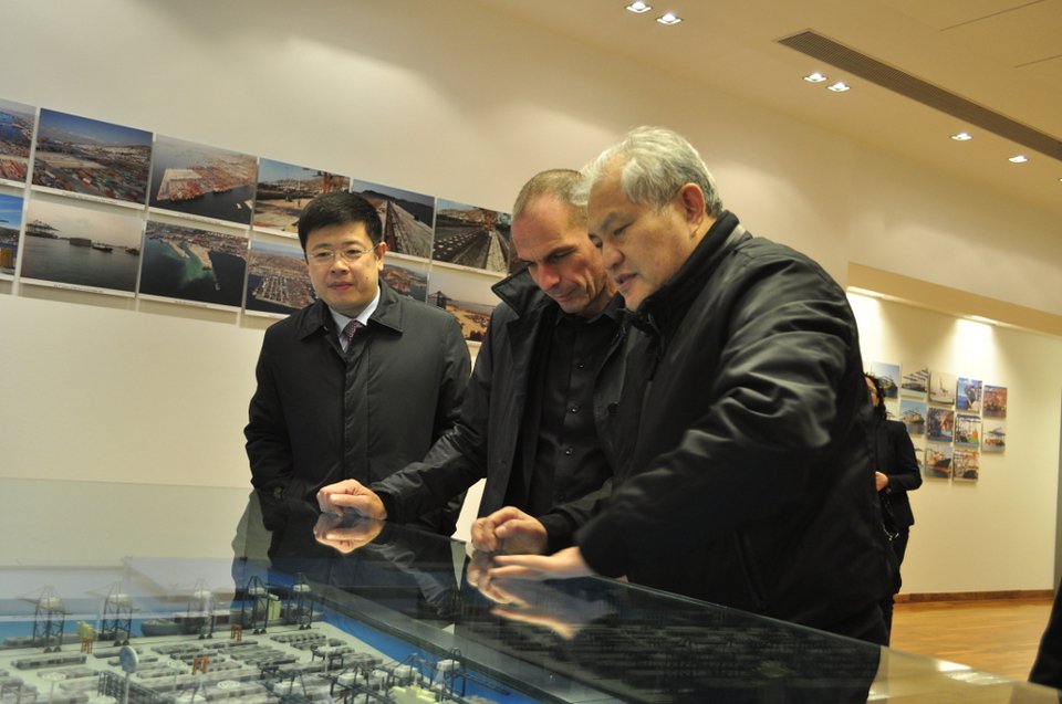 Ο Βαρουφάκης στην COSCO -Τι είδε ο υπουργός Οικονομικών στον Πειραιά [εικόνα] | iefimerida.gr 0