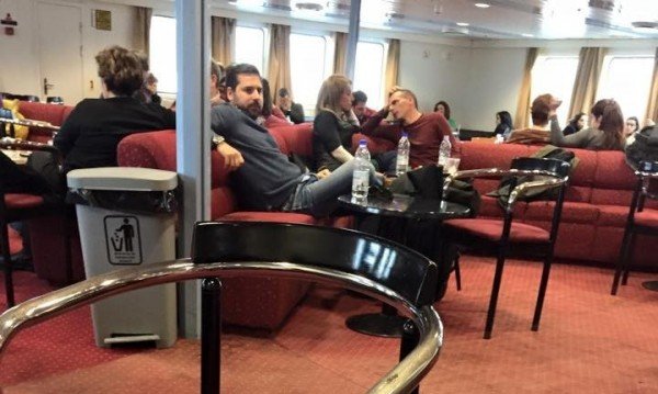 Πόσο πουλήθηκε η φωτογραφία του Βαρουφάκη και της συζύγου του στο πλοίο για την Αίγινα [εικόνα & βίντεο] | iefimerida.gr 1