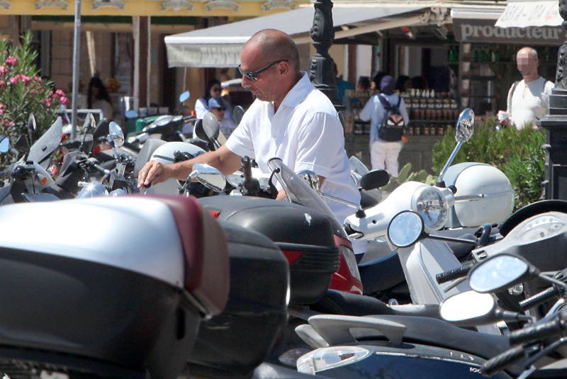 Ο Γιάνης Βαρουφάκης χαλαρώνει στην Αίγινα -Καφές και βόλτα με τη μηχανή [εικόνες] | iefimerida.gr 1