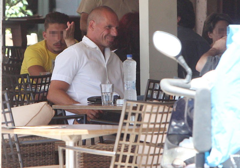 Ο Γιάνης Βαρουφάκης χαλαρώνει στην Αίγινα -Καφές και βόλτα με τη μηχανή [εικόνες] | iefimerida.gr 0