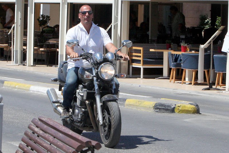 Ο Γιάνης Βαρουφάκης χαλαρώνει στην Αίγινα -Καφές και βόλτα με τη μηχανή [εικόνες] | iefimerida.gr 2