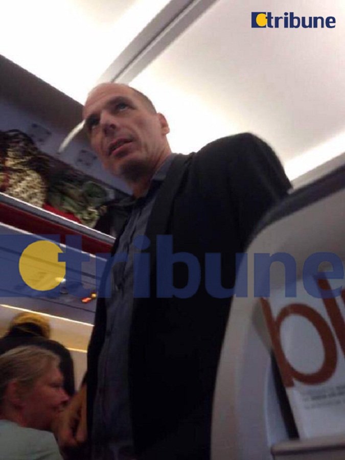 Ο Βαρουφάκης πέταξε για Παρίσι με την οικονομική θέση - Εδωσε συνέντευξη εν πτήσει [εικόνες] | iefimerida.gr 0