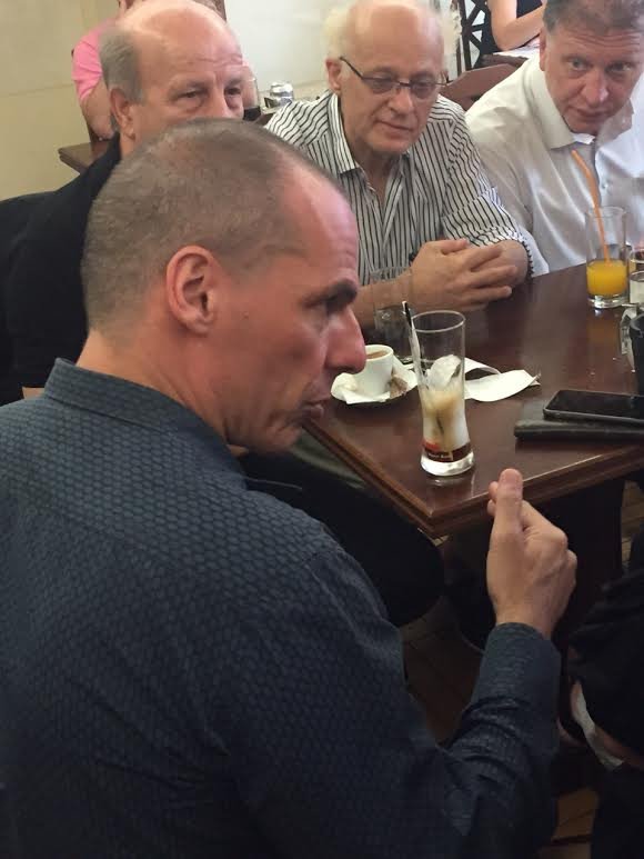 «Προτιμώ να είμαι βουλευτής και να με λένε Γιάνη» -Ο Βαρουφάκης στο καφενείο της Βουλής [εικόνες] | iefimerida.gr 0