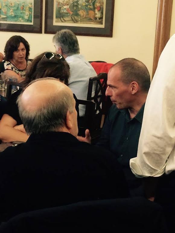 «Προτιμώ να είμαι βουλευτής και να με λένε Γιάνη» -Ο Βαρουφάκης στο καφενείο της Βουλής [εικόνες] | iefimerida.gr 1