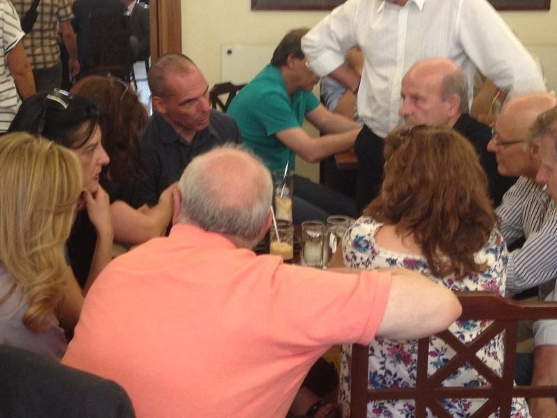 «Προτιμώ να είμαι βουλευτής και να με λένε Γιάνη» -Ο Βαρουφάκης στο καφενείο της Βουλής [εικόνες] | iefimerida.gr 3