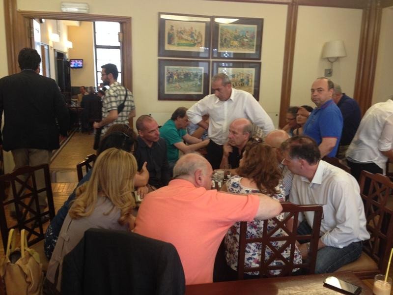 «Προτιμώ να είμαι βουλευτής και να με λένε Γιάνη» -Ο Βαρουφάκης στο καφενείο της Βουλής [εικόνες] | iefimerida.gr 4