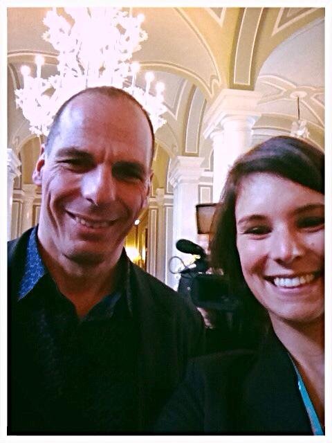 Η selfie του Γιάνη Βαρουφάκη με τον κομμωτή των διασημοτήτων Στέφανο Βασιλάκη και τον σκύλο του [εικόνα]  | iefimerida.gr 2