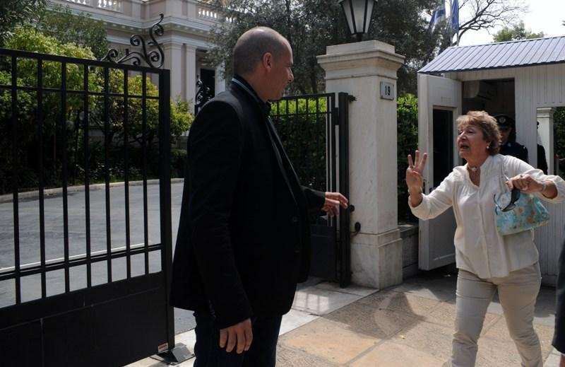 Αγνωστη κυρία ορμάει στον Βαρουφάκη | iefimerida.gr 0