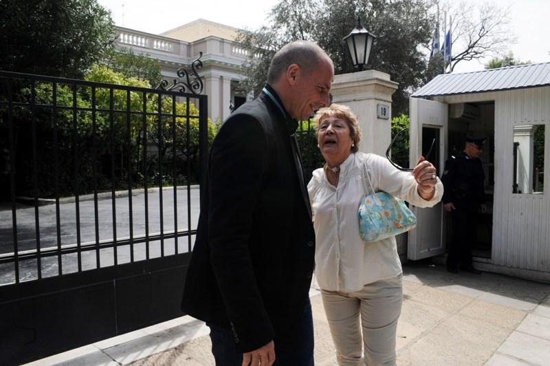 Αγνωστη κυρία ορμάει στον Βαρουφάκη | iefimerida.gr 3