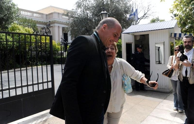 Αγνωστη κυρία ορμάει στον Βαρουφάκη | iefimerida.gr 4