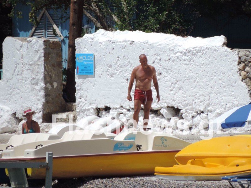 Ανετη ζωή: Βαρουφάκης και Δανάη μαυρίζουν στην Κρήτη [εικόνες] | iefimerida.gr 0