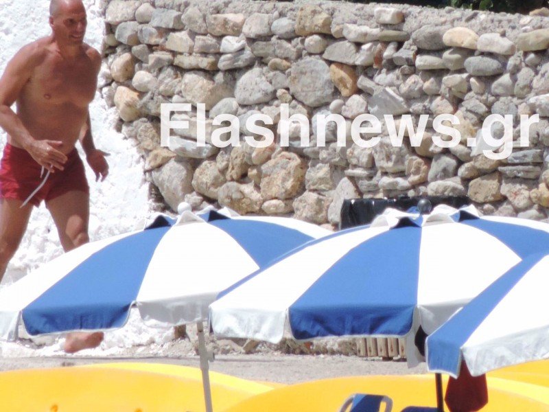 Ανετη ζωή: Βαρουφάκης και Δανάη μαυρίζουν στην Κρήτη [εικόνες] | iefimerida.gr 1