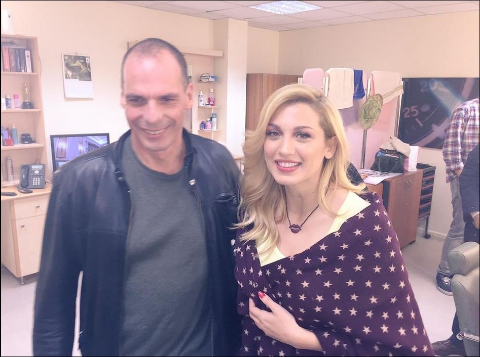 Η selfie του Γιάνη Βαρουφάκη με τον κομμωτή των διασημοτήτων Στέφανο Βασιλάκη και τον σκύλο του [εικόνα]  | iefimerida.gr 1