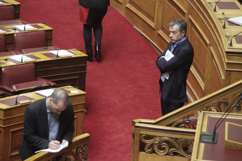 Ενα ταραγμένο 20λεπτο τετ-α-τετ Βαρουφάκη με Θεοδωράκη [εικόνες] | iefimerida.gr 16