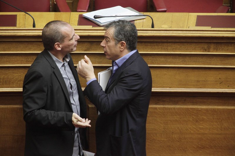 Ενα ταραγμένο 20λεπτο τετ-α-τετ Βαρουφάκη με Θεοδωράκη [εικόνες] | iefimerida.gr 4