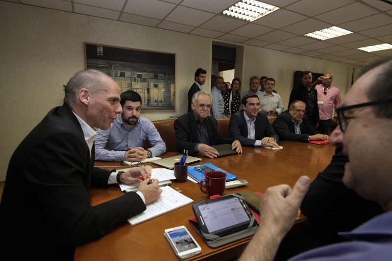 Ο Βαρουφάκης δείχνει στους φωτογράφους τι λέει στον Τσίπρα [εικόνες] | iefimerida.gr 13