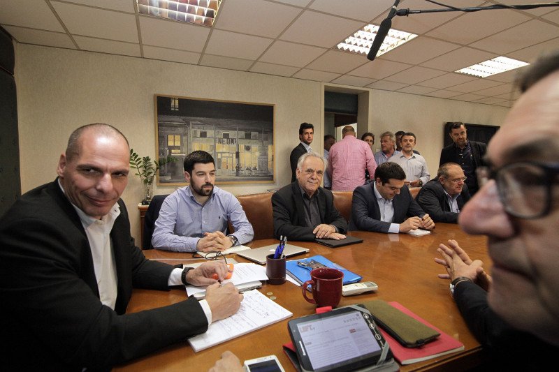 Ο Βαρουφάκης δείχνει στους φωτογράφους τι λέει στον Τσίπρα [εικόνες] | iefimerida.gr 14