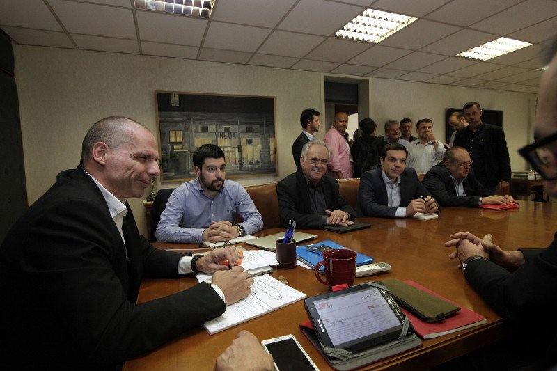 Ο Βαρουφάκης δείχνει στους φωτογράφους τι λέει στον Τσίπρα [εικόνες] | iefimerida.gr 15