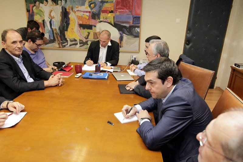 Ο Βαρουφάκης δείχνει στους φωτογράφους τι λέει στον Τσίπρα [εικόνες] | iefimerida.gr 16