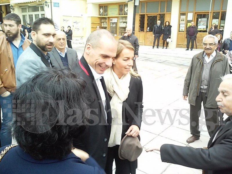 Με εμφάνιση-έκπληξη ο Γιάνης Βαρουφάκης στα Χανιά για την παρέλαση [εικόνες & βίντεο] | iefimerida.gr 4