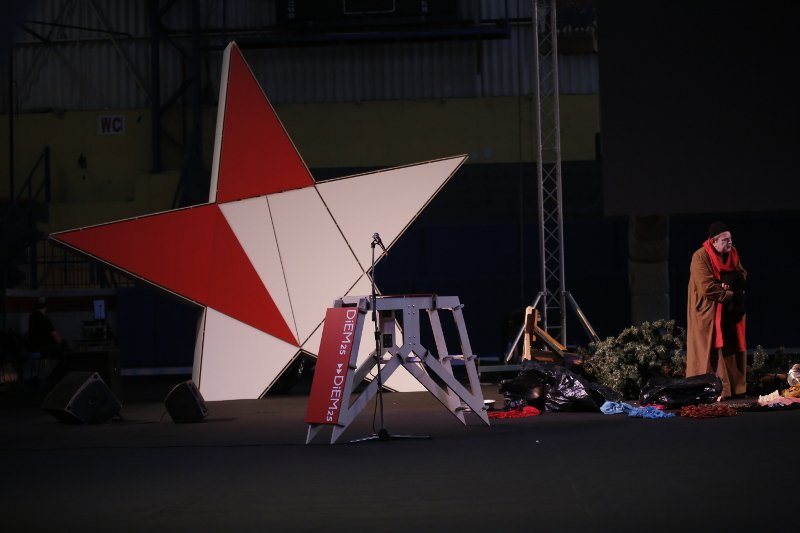 Ο Βαρουφάκης παρουσίασε το DiEM25 με θεατρικό μονόπρακτο [εικόνες] | iefimerida.gr 0