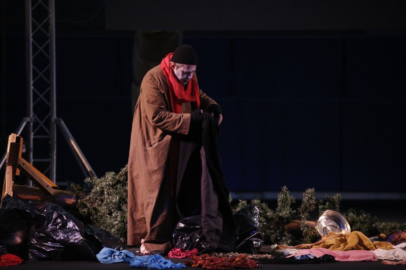 Ο Βαρουφάκης παρουσίασε το DiEM25 με θεατρικό μονόπρακτο [εικόνες] | iefimerida.gr 3