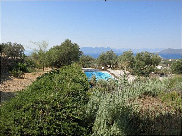 Η Daily Mail ειρωνεύεται τον Βαρουφάκη: Νοικιάζει τη βίλα του για 5.000 ευρώ την εβδομάδα για να ξεχρεώσει η Ελλάδα [εικόνες] | iefimerida.gr 8