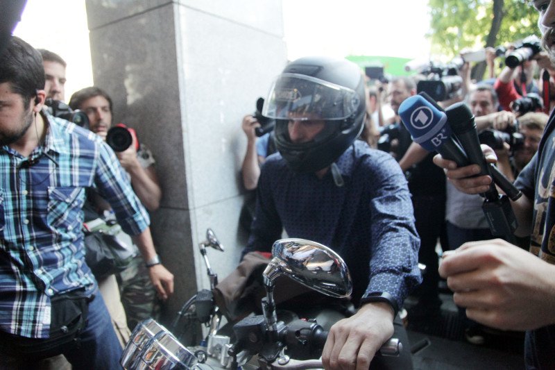 Η ροκ έξοδος Βαρουφάκη-Δανάης από το ΥΠΟΙΚ -Φλας, μικρόφωνα και... τα «μούτρα»της Στράτου [εικόνες] | iefimerida.gr 13