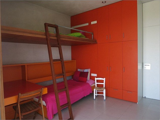 Η Daily Mail ειρωνεύεται τον Βαρουφάκη: Νοικιάζει τη βίλα του για 5.000 ευρώ την εβδομάδα για να ξεχρεώσει η Ελλάδα [εικόνες] | iefimerida.gr 11