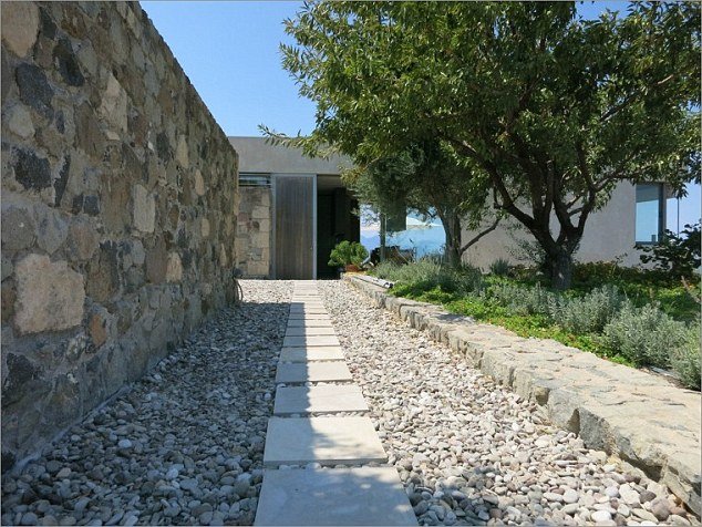 Η Daily Mail ειρωνεύεται τον Βαρουφάκη: Νοικιάζει τη βίλα του για 5.000 ευρώ την εβδομάδα για να ξεχρεώσει η Ελλάδα [εικόνες] | iefimerida.gr 13