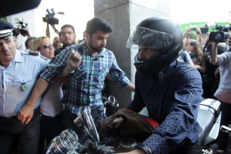 Η ροκ έξοδος Βαρουφάκη-Δανάης από το ΥΠΟΙΚ -Φλας, μικρόφωνα και... τα «μούτρα»της Στράτου [εικόνες] | iefimerida.gr 12