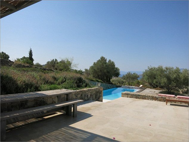 Η Daily Mail ειρωνεύεται τον Βαρουφάκη: Νοικιάζει τη βίλα του για 5.000 ευρώ την εβδομάδα για να ξεχρεώσει η Ελλάδα [εικόνες] | iefimerida.gr 14