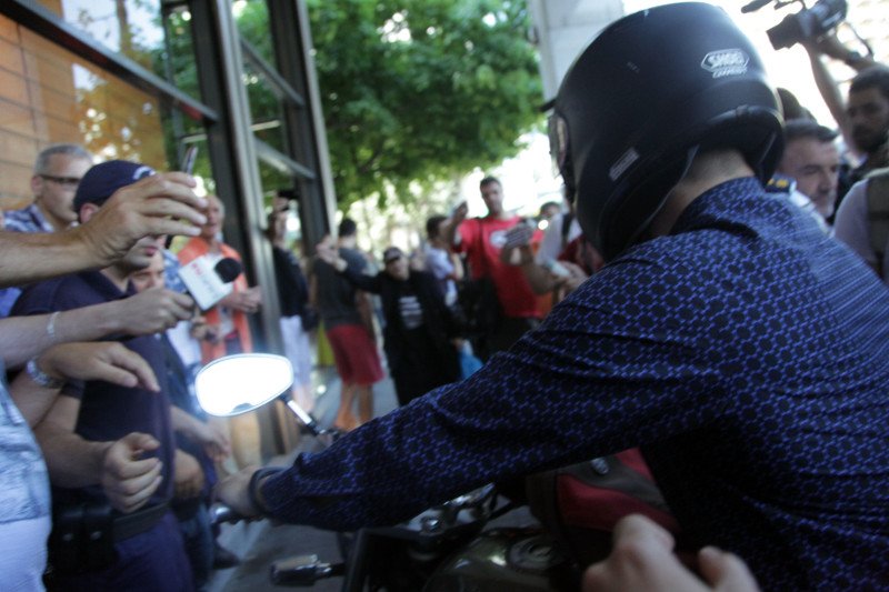 Η ροκ έξοδος Βαρουφάκη-Δανάης από το ΥΠΟΙΚ -Φλας, μικρόφωνα και... τα «μούτρα»της Στράτου [εικόνες] | iefimerida.gr 14