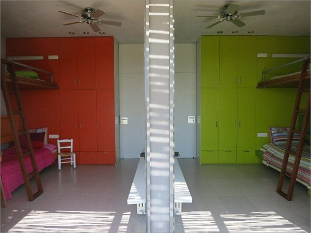 Η Daily Mail ειρωνεύεται τον Βαρουφάκη: Νοικιάζει τη βίλα του για 5.000 ευρώ την εβδομάδα για να ξεχρεώσει η Ελλάδα [εικόνες] | iefimerida.gr 15