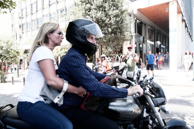 Η ροκ έξοδος Βαρουφάκη-Δανάης από το ΥΠΟΙΚ -Φλας, μικρόφωνα και... τα «μούτρα»της Στράτου [εικόνες] | iefimerida.gr 0