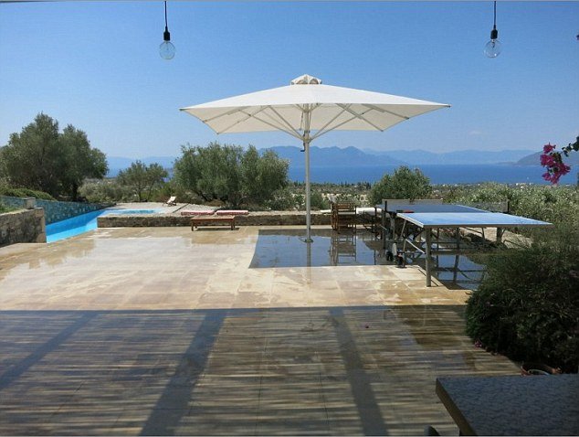 Η Daily Mail ειρωνεύεται τον Βαρουφάκη: Νοικιάζει τη βίλα του για 5.000 ευρώ την εβδομάδα για να ξεχρεώσει η Ελλάδα [εικόνες] | iefimerida.gr 0