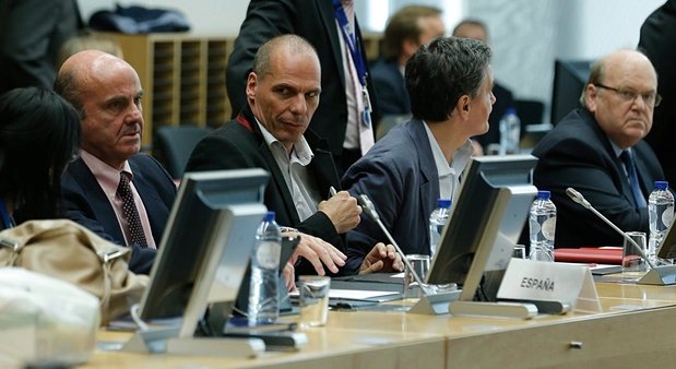 Ο Βαρουφάκης επέστρεψε στο Eurogroup με το «επαναστατικό» σακάκι με την... κόκκινη γραμμή [εικόνες] | iefimerida.gr 1