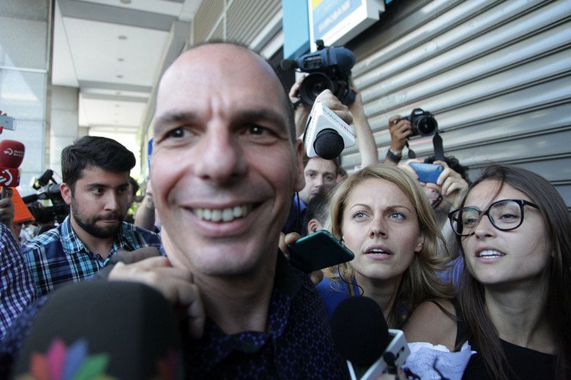 Η ροκ έξοδος Βαρουφάκη-Δανάης από το ΥΠΟΙΚ -Φλας, μικρόφωνα και... τα «μούτρα»της Στράτου [εικόνες] | iefimerida.gr 4