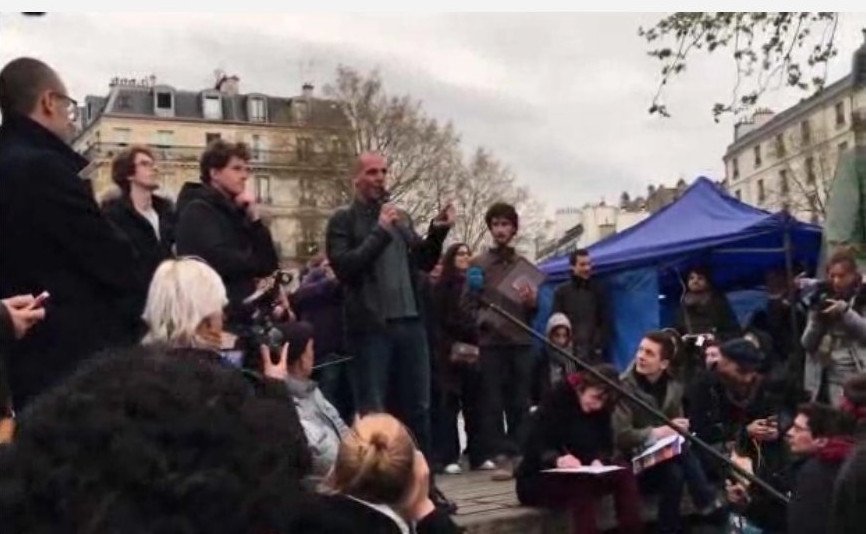 Ο Βαρουφάκης διαδήλωσε κατά του Ολάντ στο Παρίσι [εικόνες & βίντεο]  | iefimerida.gr 1