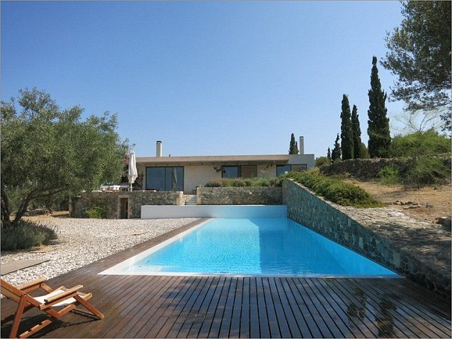 Η Daily Mail ειρωνεύεται τον Βαρουφάκη: Νοικιάζει τη βίλα του για 5.000 ευρώ την εβδομάδα για να ξεχρεώσει η Ελλάδα [εικόνες] | iefimerida.gr 1