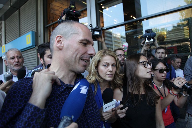 Η ροκ έξοδος Βαρουφάκη-Δανάης από το ΥΠΟΙΚ -Φλας, μικρόφωνα και... τα «μούτρα»της Στράτου [εικόνες] | iefimerida.gr 5